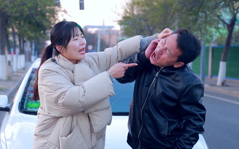 男子当街踢打妻子,男子当街踢打妻子的视频